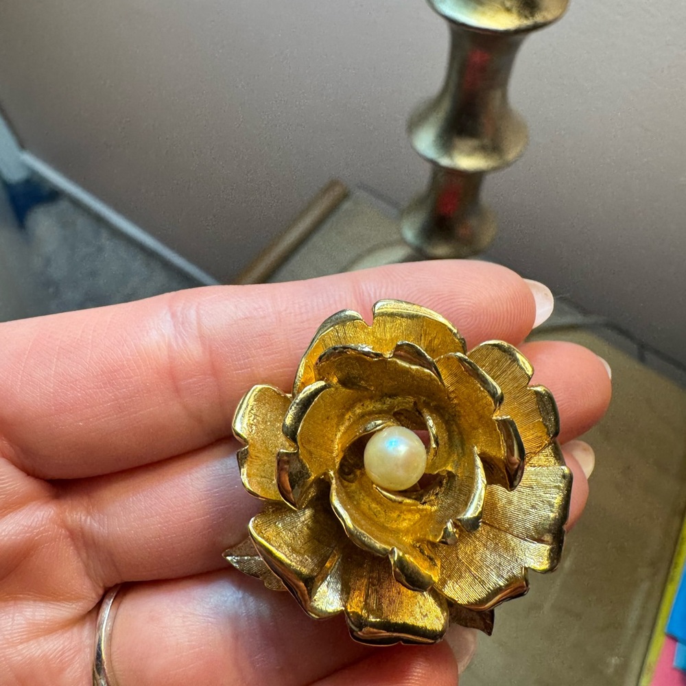 Elegant Broucher Vintage Gold Flower Brooch with a Stunning Pearl Center - Picture 2 of 6